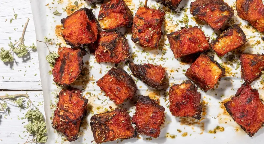 Cubetti di pane raffermo croccanti e dorati, conditi con erbe aromatiche. Perfetti per tante ricette con pane raffermo.