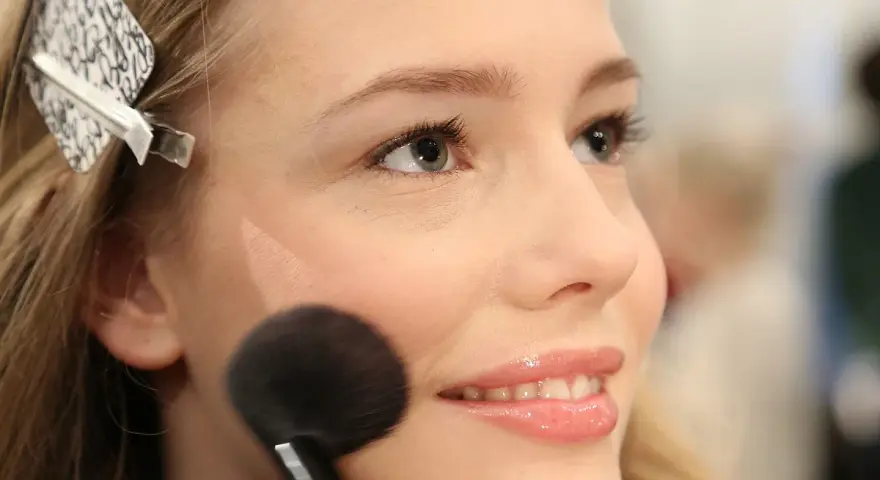 Delikatny róż na policzkach, subtelny błysk na ustach – to efekt igari makeup.