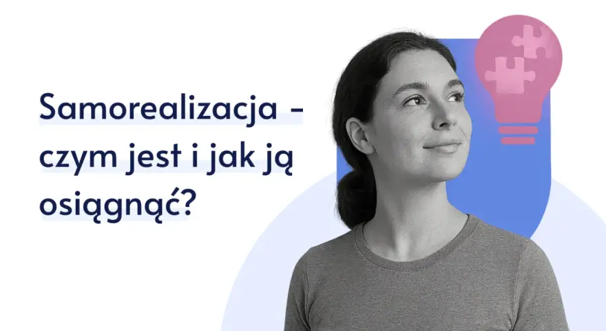 Kobieta patrzy w górę, obok niej żarówka z puzzlami.