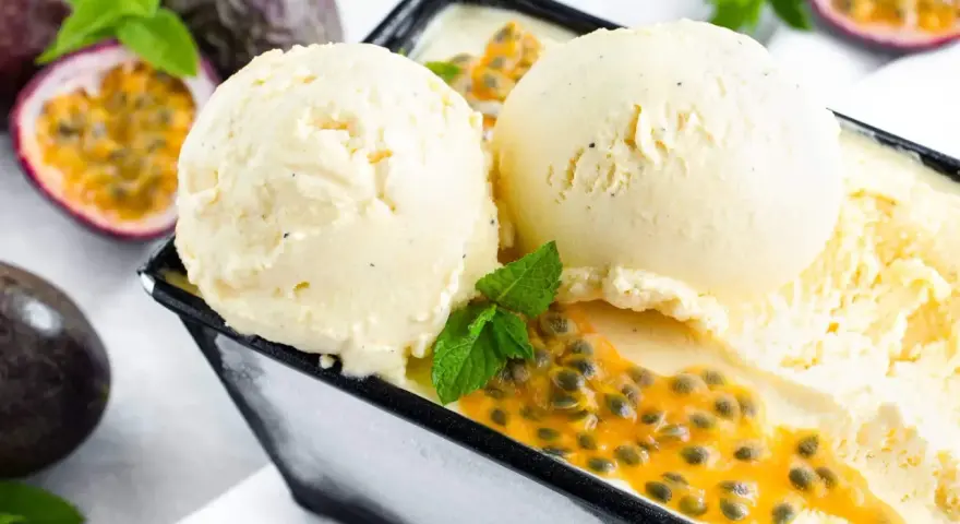 Cremiges Maracuja Eis mit frischer Minze und saftigen Passionsfrüchten. Ein tropischer Genuss!