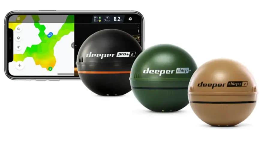 Drei Deeper Fischfinder in Schwarz, Grün und Braun neben einem Smartphone mit Tiefenkarte. Perfekt für tiefere Start Erfahrungen.