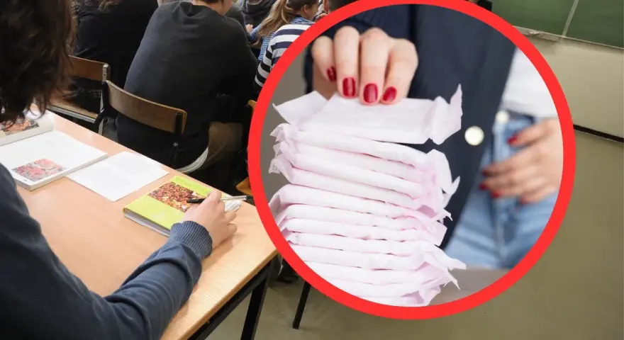 W sali lekcyjnej, gdzie uczniowie siedzą przy ławkach, widać stos podpasek. To ważny element higieny, który może pomóc w codziennym funkcjonowaniu.