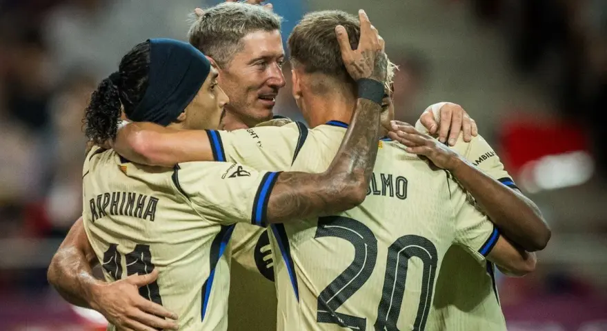 Raphinha, Lewandowski i Ferran Torres z FC Barcelona świętują bramkę przeciwko Levante.