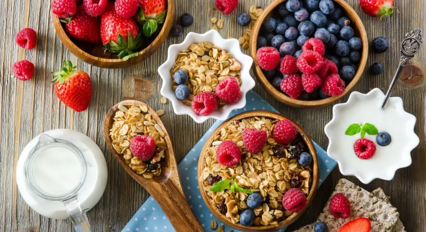 Świeże owoce, jogurt i granola – idealne składniki dla diety bogatoresztkowej. Zdrowy początek dnia.