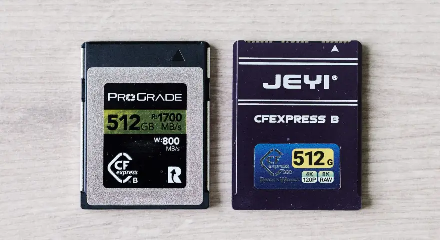 Dwie karty pamięci CFexpress: ProGrade 512 GB i Jeyi 512 GB, gotowe do zapisywania materiałów 4K/8K RAW.