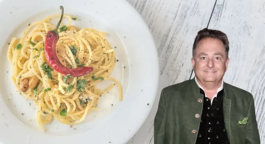 Spaghetti aglio olio z papryczką, jak u Makłowicza. Pyszne danie z czosnkiem i natką pietruszki.
