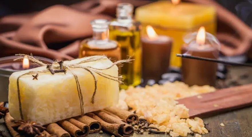 Jabón atado con hilo, rodeado de canela, anís y velas encendidas. Un ritual para atraer el amor de una persona.