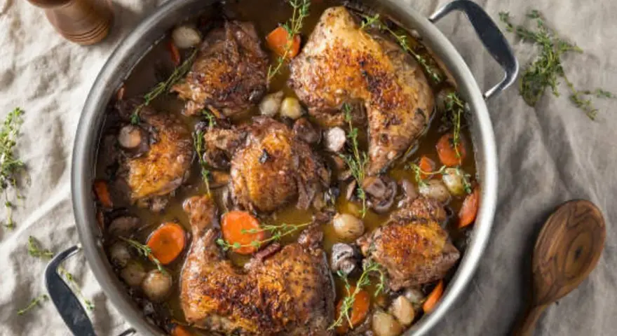 En mustig gryta med kyckling, morötter och svamp, perfekt för att servera med ett gott vin till coq au vin.