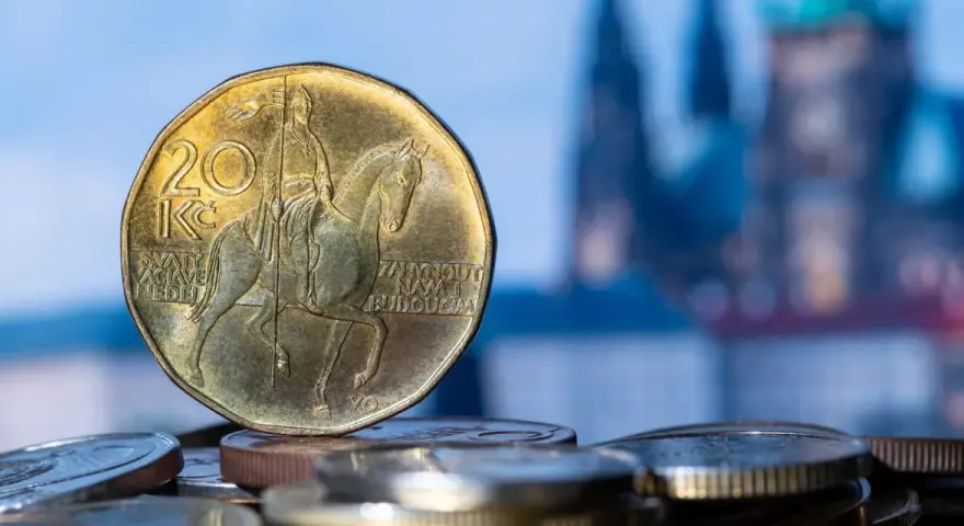 Czeska moneta 20 koron z wizerunkiem św. Wacława na koniu. Zastanawiasz się, ile kosztuje obiad w Czechach?