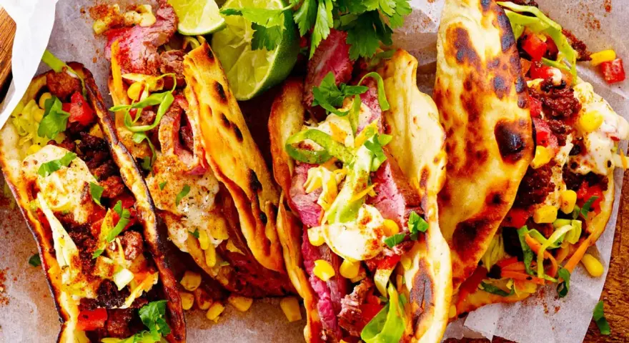 Saftige Rindfleisch-Tacos mit Mais, Salat und Limette. Perfekt für deine nächsten Taco Rezepte!