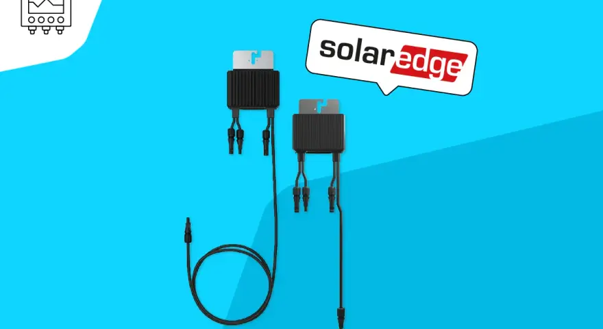 Dwa optymalizatory SolarEdge S440 z okablowaniem na niebieskim tle.