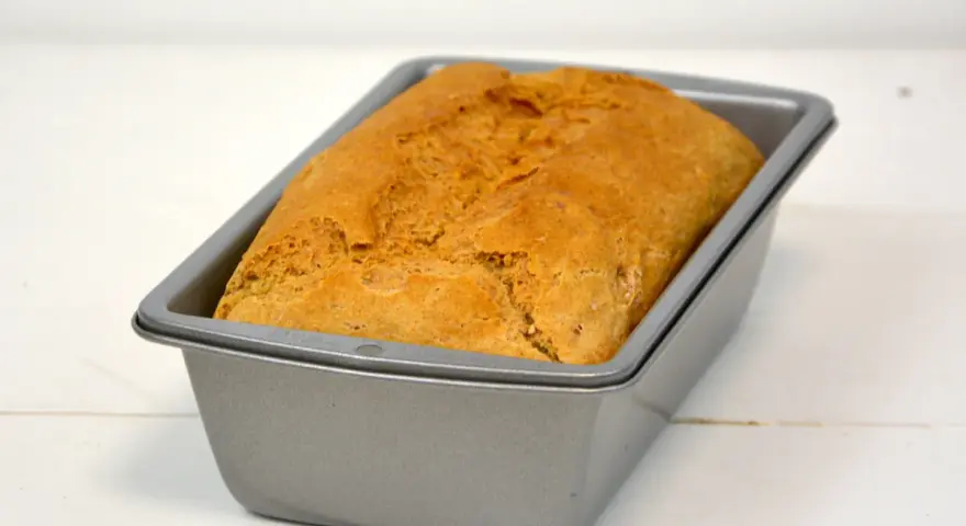 Frisch gebackenes Brot in einer Kastenform, bereit zum Genießen. Perfekt, um Brot darin zu backen.