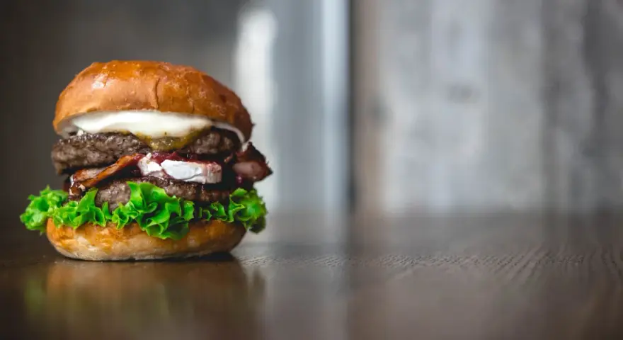 Ile kcal ma Twój burger? Odkryj ukryte kalorie i jedz fit!