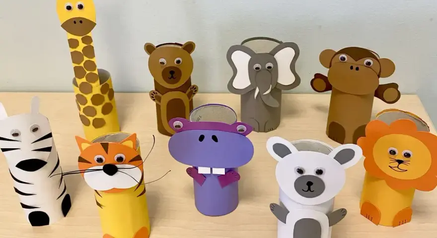 Zwierzątka z rolek po papierze toaletowym: żyrafa, tygrys, zebra, hipopotam, niedźwiedź, słoń, małpa, lew i miś.