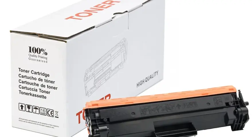 Toner do drukarki HP CP2025, zapakowany w białe pudełko z pomarańczowym wkładem. Wysoka jakość druku gwarantowana.
