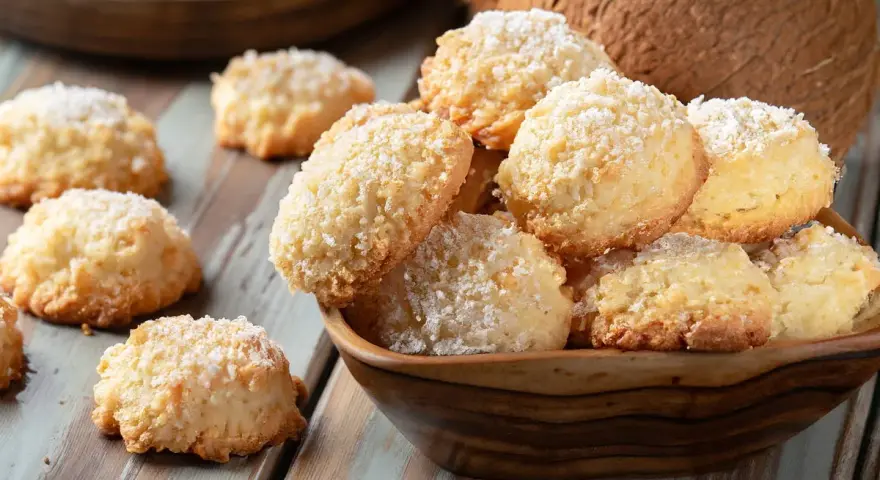Pyszne ciasteczka keto z mąki kokosowej, posypane wiórkami, kuszą swoim wyglądem i zapachem. Idealne na dietę ketogeniczną.