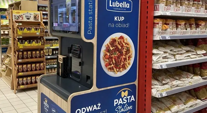 Stacja Pasta Station z makaronem Lubella zachęca do zakupu. Obok półki z markami własnymi marketów.