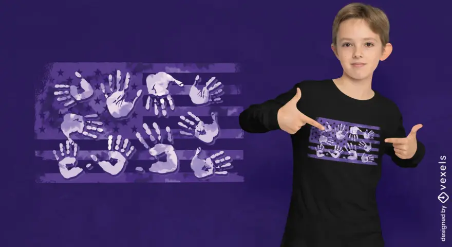 Un niño señala una camiseta negra con un diseño de bandera americana hecho de huellas de manos moradas. ¡Un diseño creativo para pintar camisetas con las manos!