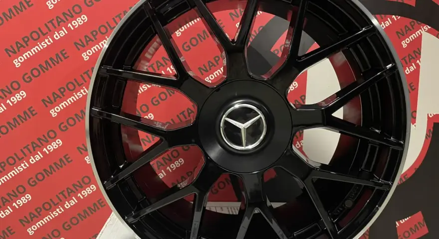 Cerchi originali Mercedes neri, design a 5 razze doppie, con logo Mercedes al centro.