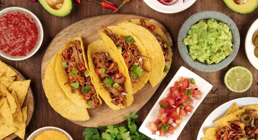 En härlig taco-buffé med allt gott till tacos: köttfyllning, guacamole, salsa, nachos och chili.