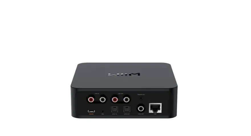 Czarny streamer audio z licznymi wejściami i wyjściami: Line In/Out, Trigger Out, Mic, SPDIF In/Out, Coax Out, LAN.