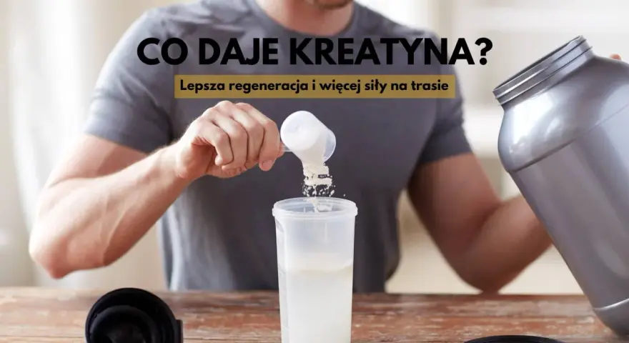 Mężczyzna dodaje kreatynę do shakera, co daje lepszą regenerację i więcej siły na trasie.