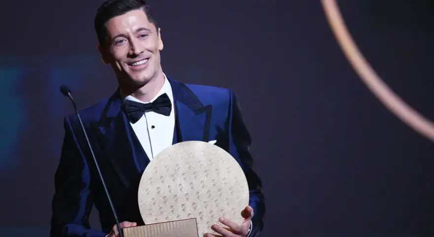 Robert Lewandowski z nagrodą, która może symbolizować jego drogę do zdobycia wielu złotych piłek.