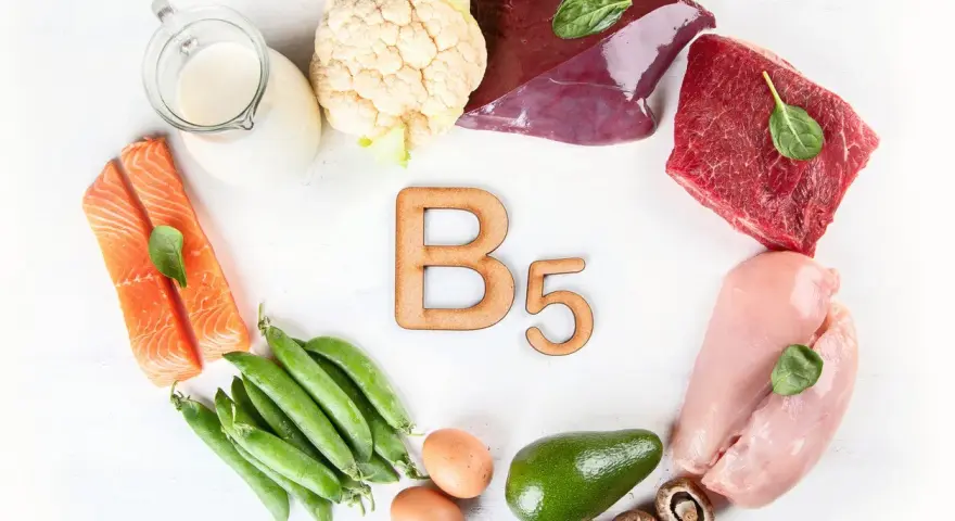 Alimentos ricos en vitamina B5: salmón, hígado, carne de res, pollo, guisantes, huevos, aguacate, champiñones, coliflor y leche.