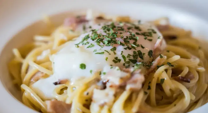 Carbonara perfecta: El secreto romano para una cremosidad sin nata
