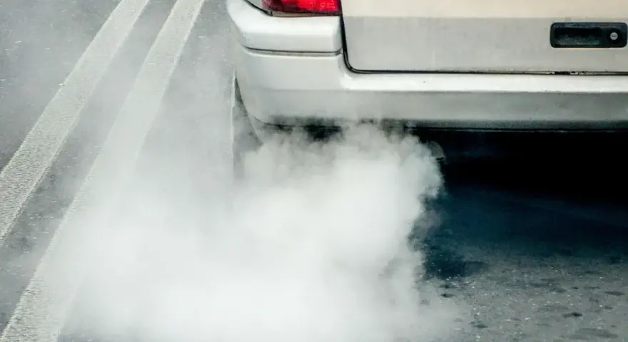 Z tyłu samochodu wydobywa się biały dym. Widać fragment tylnej lampy i tablicy rejestracyjnej. Diesel kopci na biało.