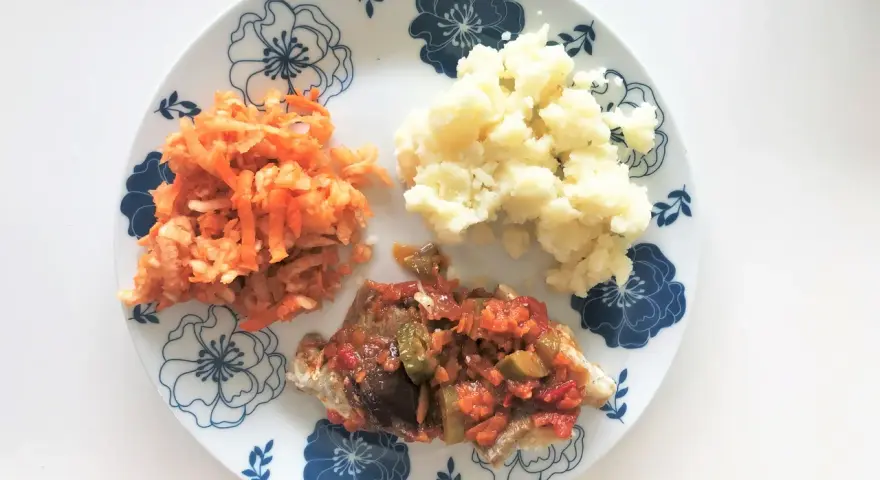 Łagodny posiłek po kolonoskopii: ryba w sosie warzywnym, puree ziemniaczane i surówka z marchewki.