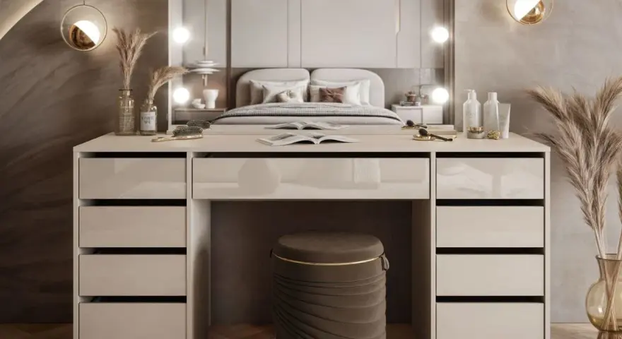 Moderner Schminktisch mit Spiegel, Lichtern, Schubladen und Hocker vor einem Bett.
