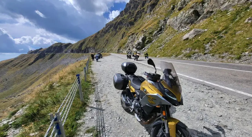 Złoty motocykl na górskiej drodze w Rumunii. Podróż motocyklem po Rumunii, koszty paliwa i noclegów.