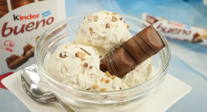 Schon mal daran gedacht, bueno Eis selber zu machen? Hier ist eine Schüssel voll cremigem Eis mit Bueno-Stückchen und einem Bueno-Riegel.
