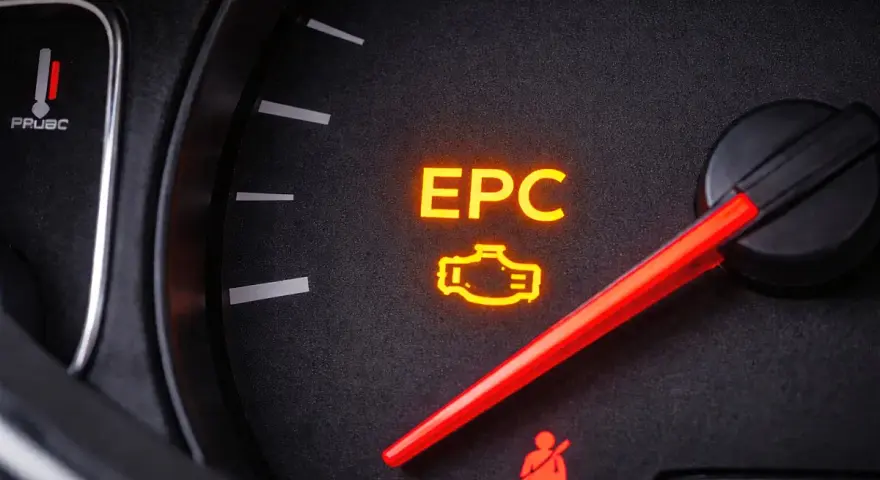 Świecąca kontrolka EPC na desce rozdzielczej Volkswagena. Czas sprawdzić, co się dzieje z silnikiem.