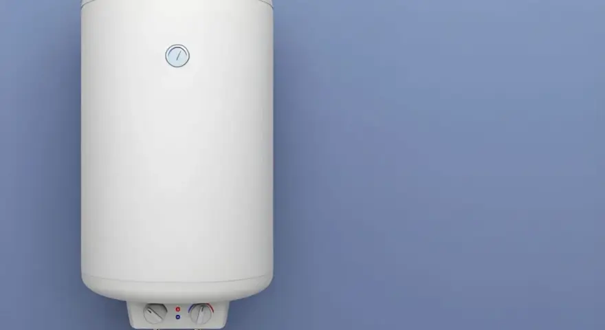 Termo eléctrico no calienta, piloto encendido. El calentador blanco está colgado en una pared azul, con tuberías rojas y azules debajo.