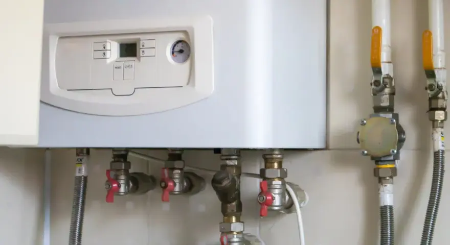 Caldaia a gas con pannello di controllo e tubazioni. Il tubo scarico fumi scaldabagno a gas normativa è essenziale per la sicurezza.