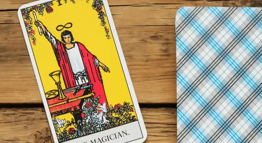 El Mago, carta I del tarot Marsella, con su varita y símbolos de poder, listo para la lectura.