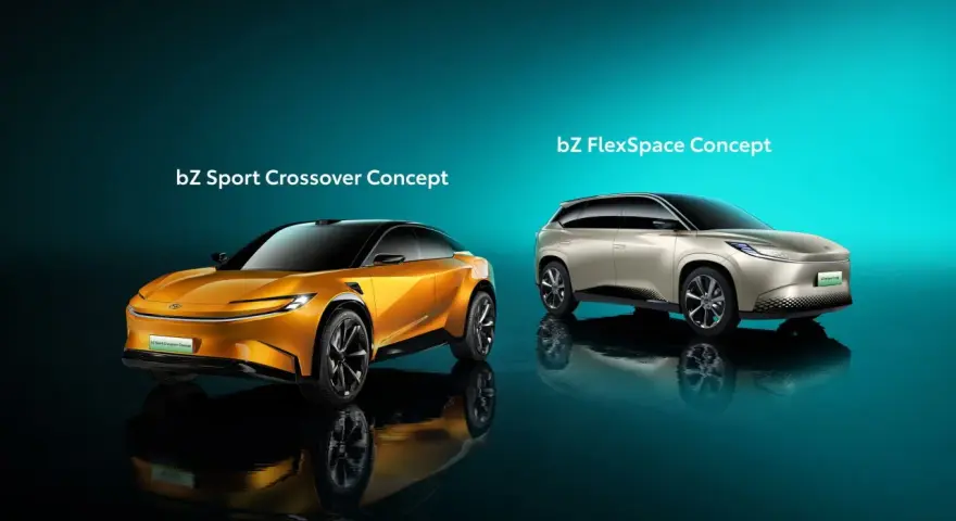 Dwa koncepcyjne samochody elektryczne: pomarańczowy bZ Sport Crossover i beżowy bZ FlexSpace.