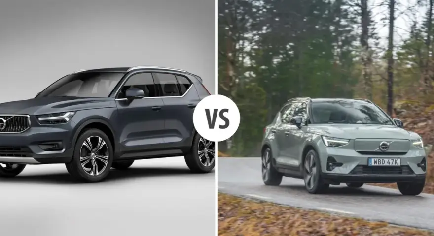 Dwa samochody Volvo EX40, jeden ciemnoszary na białym tle, drugi jasnoszary w lesie.