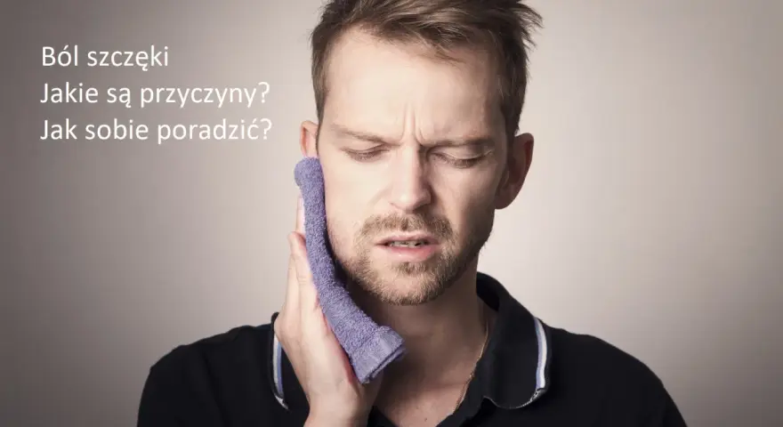 Mężczyzna z bólem szczęki, przykładający do policzka zimny okład. Czy to stres powoduje ból szczęki?