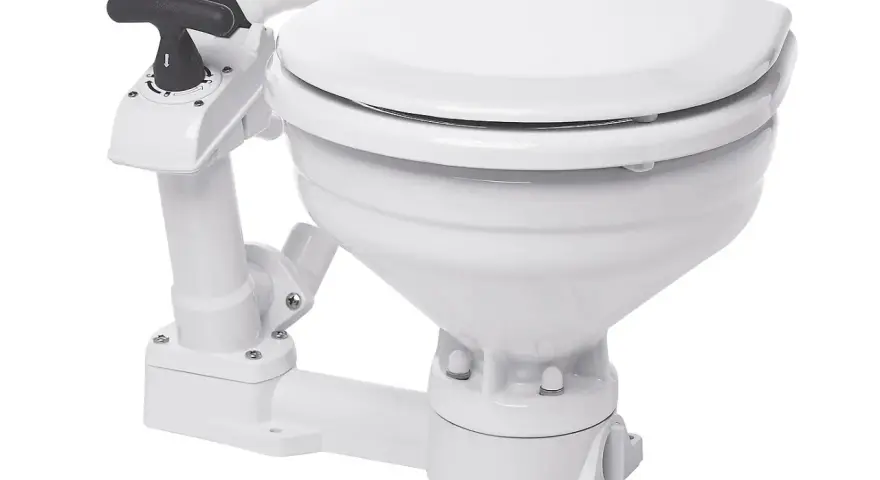 Weiße elektrische Toilette für Boote mit Bedienhebel. Die Funktion ist für den Einsatz auf See ausgelegt.