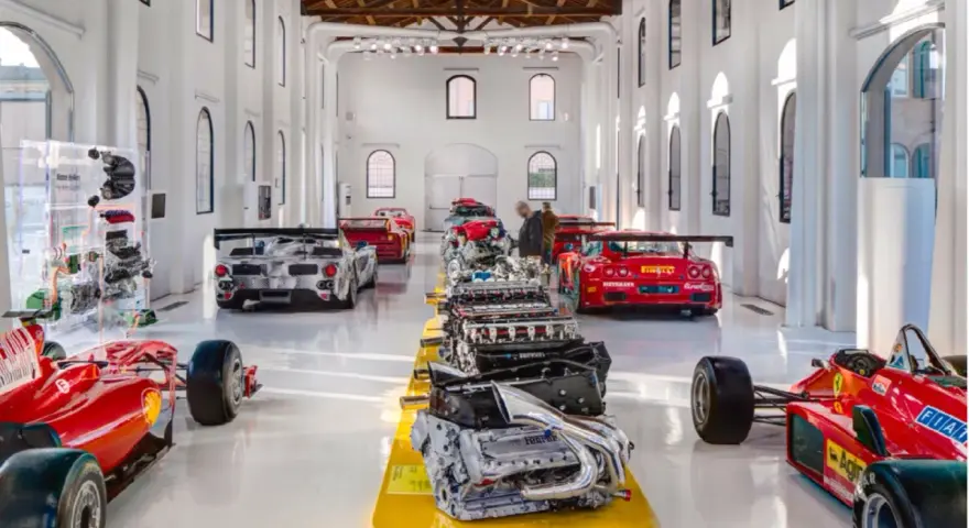 W muzeum Ferrari można podziwiać rzędami silniki i wyścigowe bolidy.