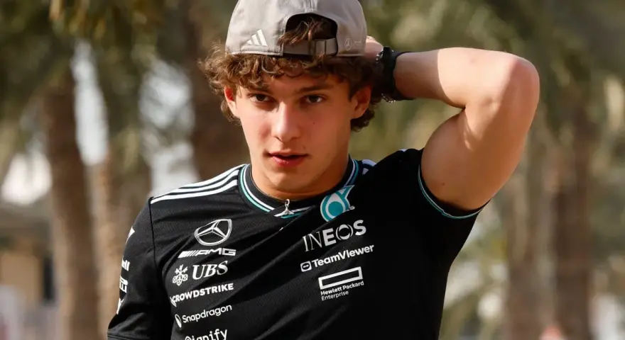 Kimi Antonelli, con gorra y camiseta de Mercedes-AMG Petronas, se toca la cabeza.