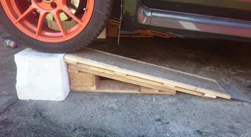 Jak zrobić najazdy samochodowe? Prosty DIY z palet i betonu, by podnieść auto.