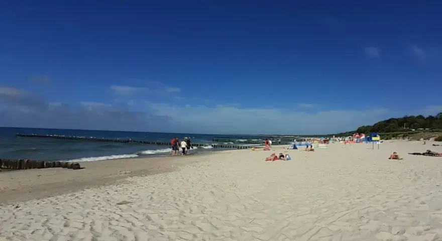 Plaża Wschodnia czy Zachodnia w Ustce? Wybierz idealne miejsce!