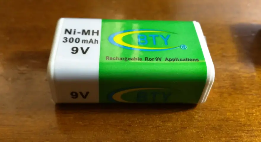 Batteria ricaricabile BTY 9V Ni-MH 300mAh. Il significato di Ni-MH è Nichel-Metallo Idruro, una tecnologia comune per batterie.