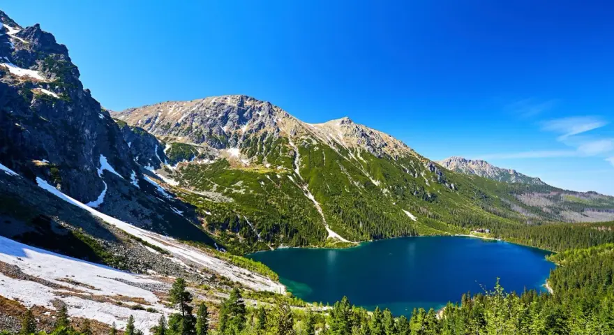 Piękny widok na Morskie Oko. Trasa do niego jest malownicza, a widok wynagradza wysiłek.