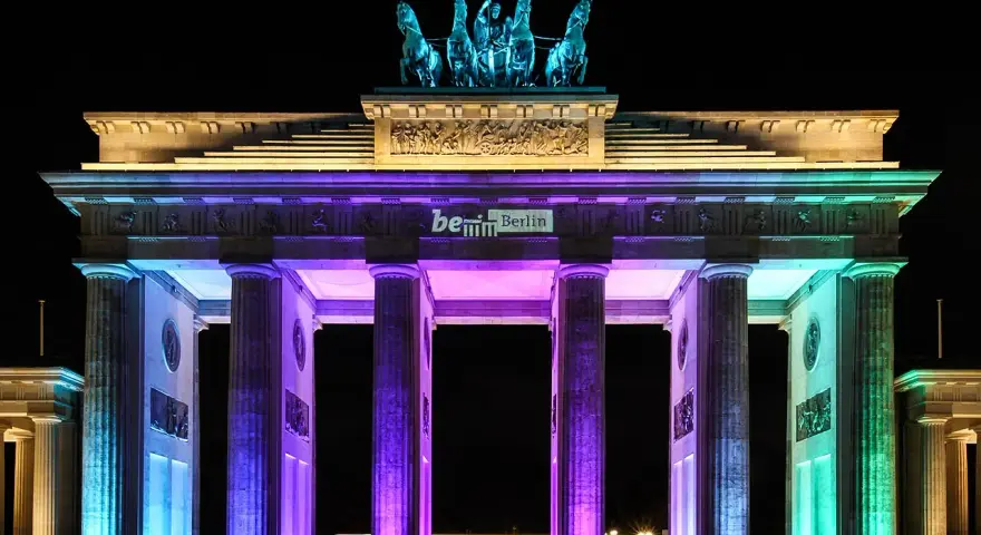 Brandenburger Tor in bunten Farben beleuchtet, ein magischer Anblick bei der festival of lights tour.