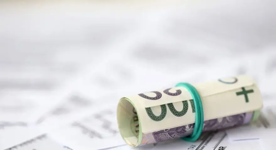 Zrolowane banknoty na dokumentach podatkowych. Czy to odzwierciedla, ile zarabia profesor na uczelni?